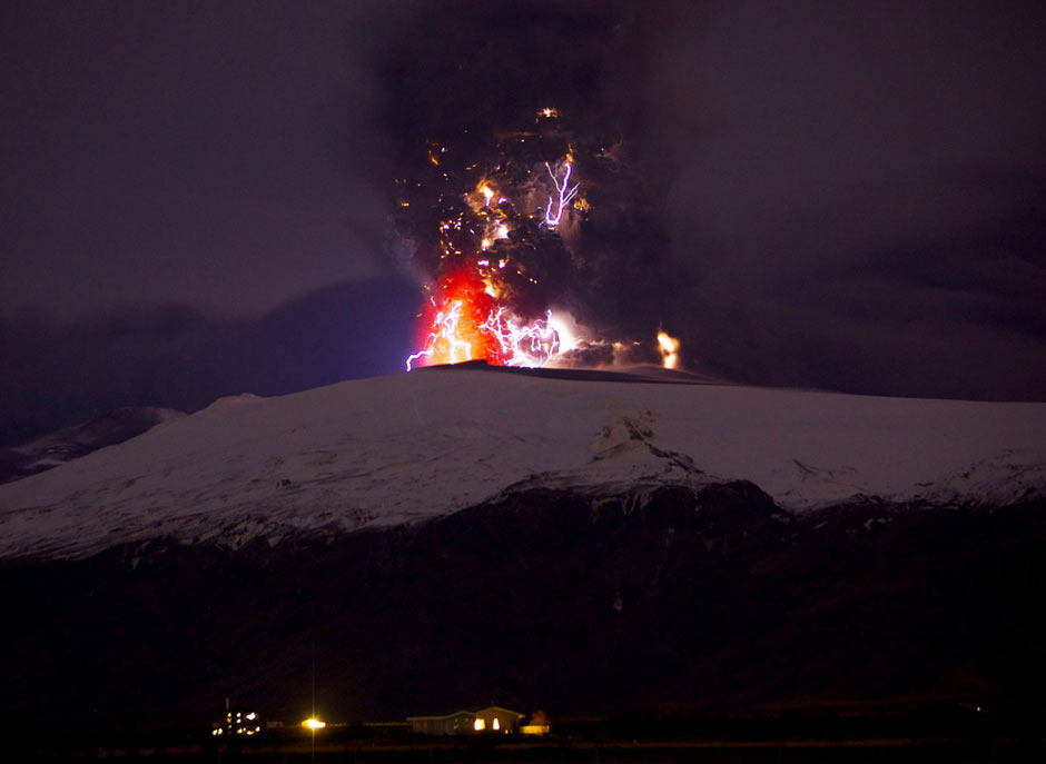 当地时间周一，冰岛火山灰喷发依然在继续。版权图片，请勿转载