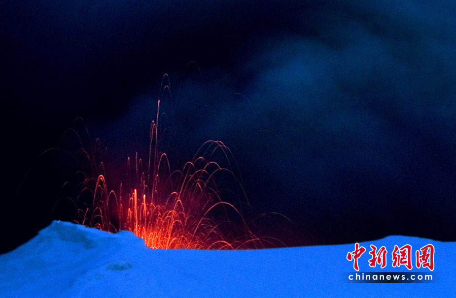 一名驾驶直升机飞跃冰岛埃亚菲亚德拉冰盖火山口的飞行员19日称，首次看到火山中的熔岩，而火山喷出的火山灰已显著减少。