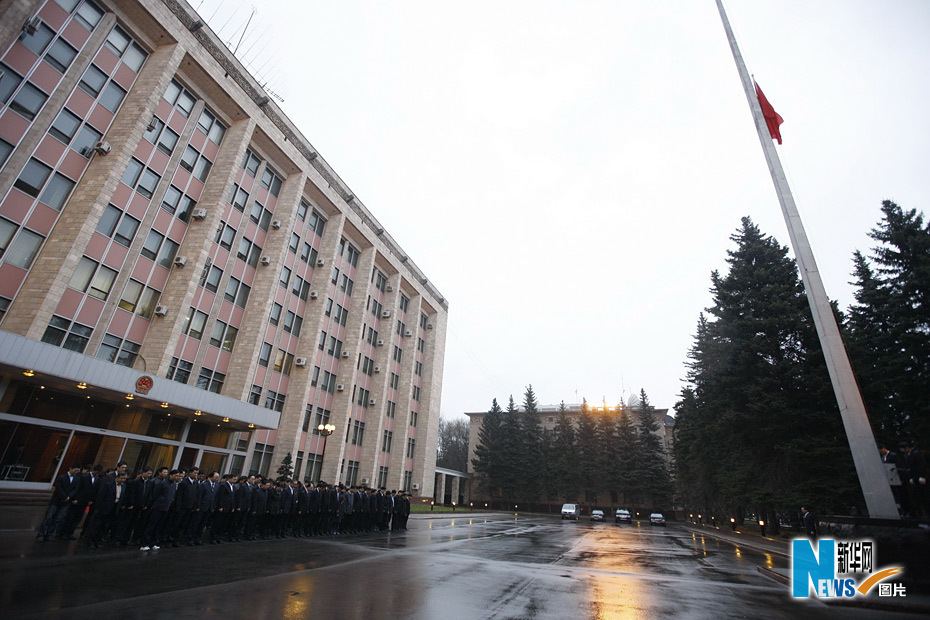     北京时间4月21日0时0分，中国驻俄罗斯大使馆为青海玉树地震遇难者降半旗并默哀三分钟。 新华社记者鲁金博摄 