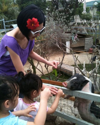 小s带女儿玩耍 许俏妞表演欲强不惧镜头【图】