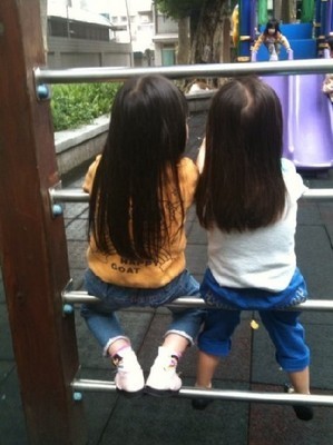 小s带女儿玩耍 许俏妞表演欲强不惧镜头【图】