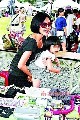 小s带女儿玩耍 许俏妞表演欲强不惧镜头【图】