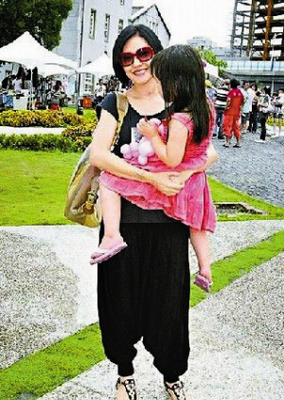 小s带女儿玩耍 许俏妞表演欲强不惧镜头【图】