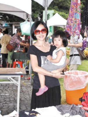 小s带女儿玩耍 许俏妞表演欲强不惧镜头【图】