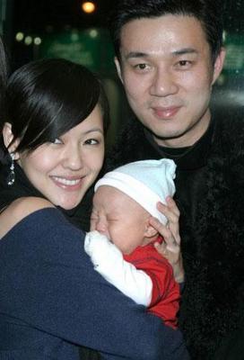 小s带女儿玩耍 许俏妞表演欲强不惧镜头【图】