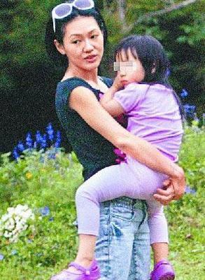 小s带女儿玩耍 许俏妞表演欲强不惧镜头【图】