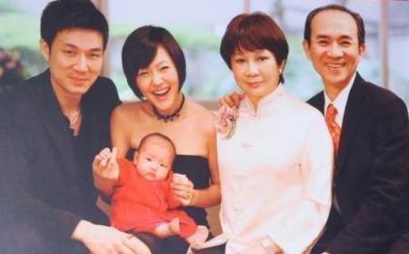 小s带女儿玩耍 许俏妞表演欲强不惧镜头【图】