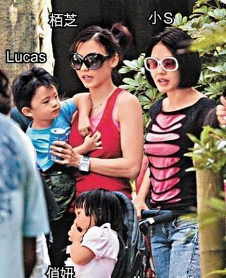 小s带女儿玩耍 许俏妞表演欲强不惧镜头【图】