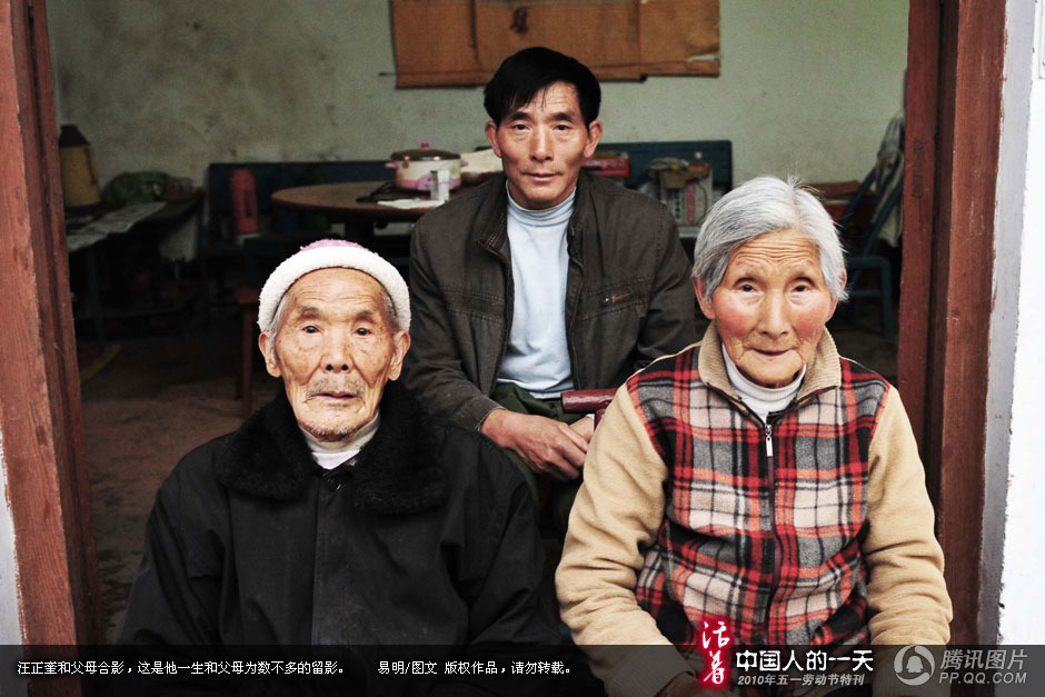 巴东纤夫:赤条条踏浪而行