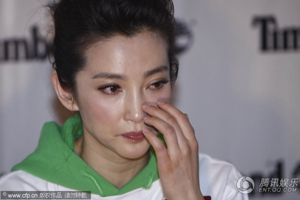 李冰冰冒雨种“玉树重生” 倡导环保生活【图】