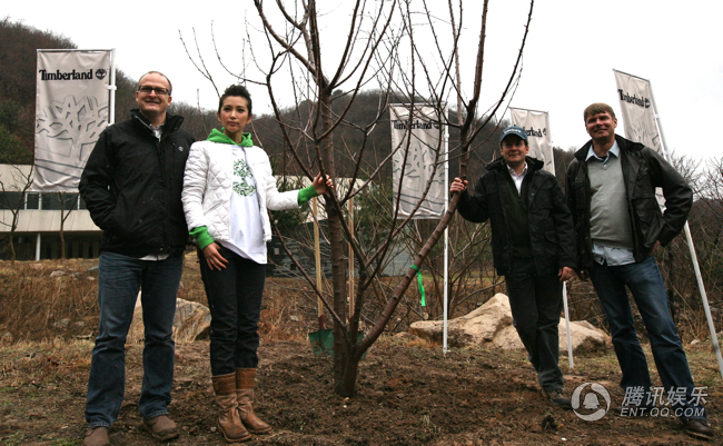 李冰冰冒雨种“玉树重生” 倡导环保生活【图】