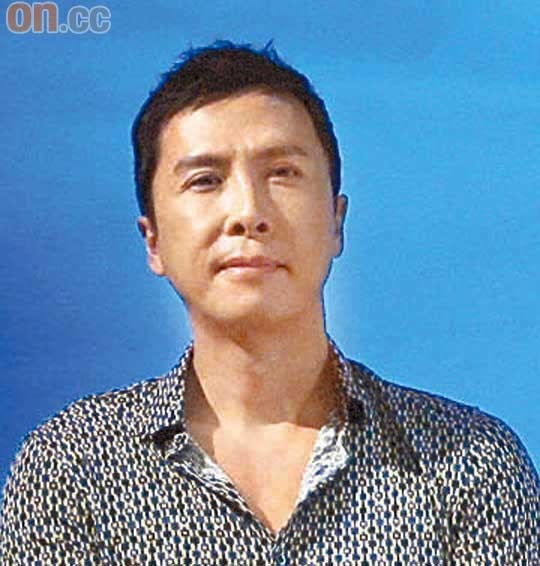 甄子丹化身蒙面侠 带妻女游故宫享家庭乐【图】