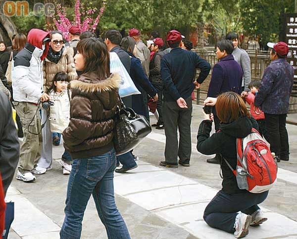甄子丹化身蒙面侠 带妻女游故宫享家庭乐【图】