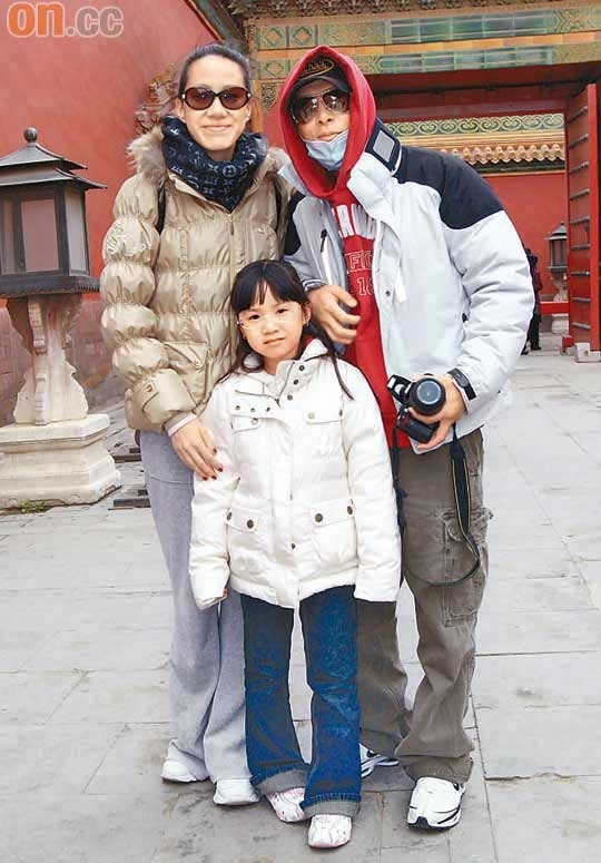 甄子丹化身蒙面侠 带妻女游故宫享家庭乐【图】