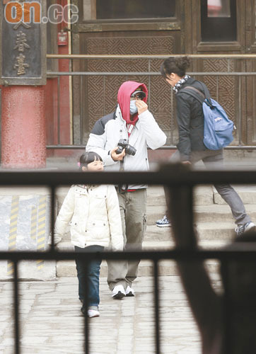 甄子丹化身蒙面侠 带妻女游故宫享家庭乐【图】
