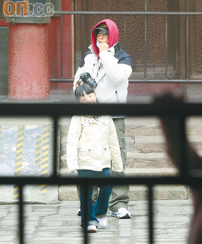 甄子丹化身蒙面侠 带妻女游故宫享家庭乐【图】