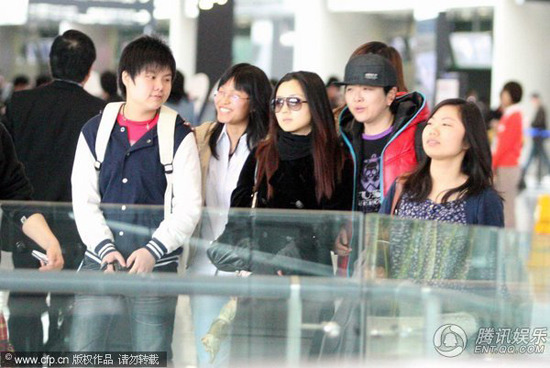 何洁高调现身上海 自组团队享受大牌待遇【图】