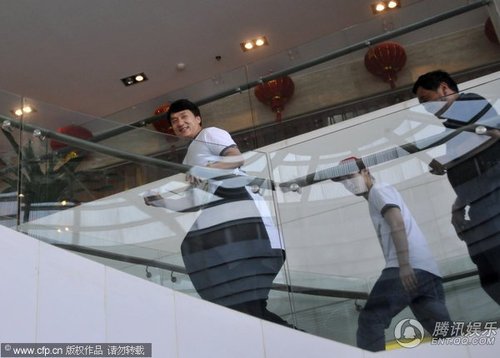 成龙云南捐水现身机场 工作人员严防记者【图】