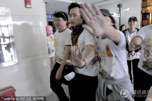 成龙云南捐水现身机场 工作人员严防记者【图】