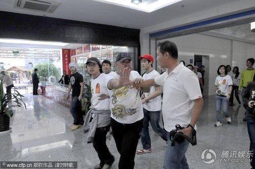 成龙云南捐水现身机场 工作人员严防记者【图】