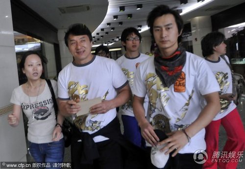 成龙云南捐水现身机场 工作人员严防记者【图】