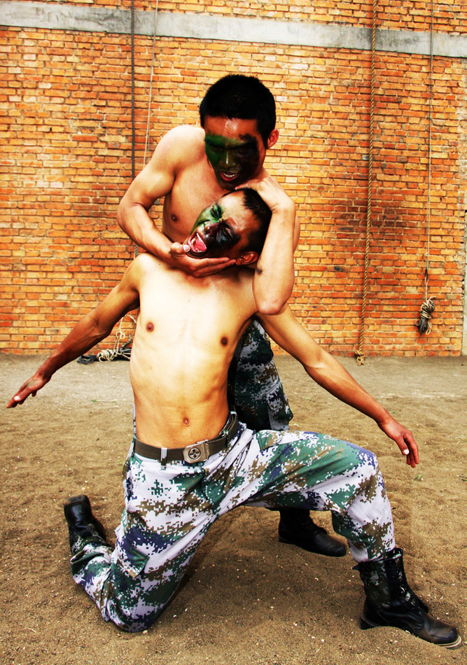 高清图:陆军驻滇侦察兵肉搏刺杀培养狼性军人