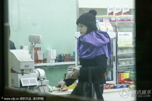 姚晨全副武装逛超市购物 精心挑选零食似守空房【图】