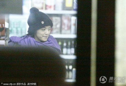 姚晨全副武装逛超市购物 精心挑选零食似守空房【图】