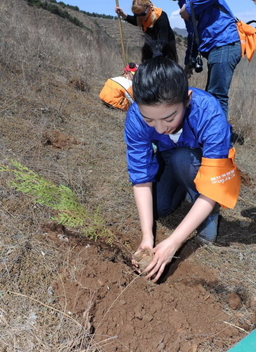 黄奕任“绿色出行大使” 植树414棵为玉树祈福【图】