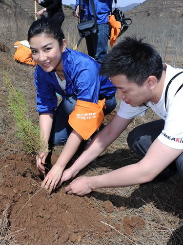 黄奕任“绿色出行大使” 植树414棵为玉树祈福【图】