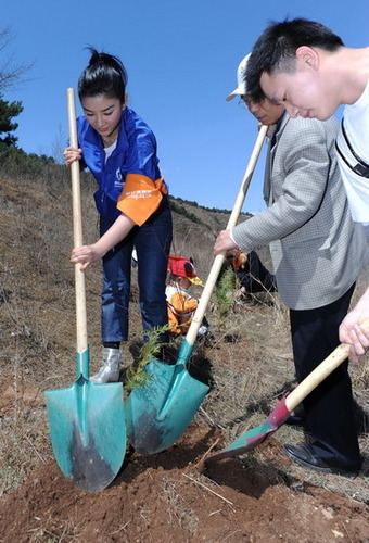 黄奕任“绿色出行大使” 植树414棵为玉树祈福【图】