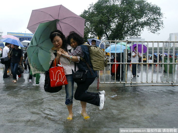 2010年4月22日，广州迎来今年入汛以来最大一场雨，很多上班族脱鞋步行上班。
