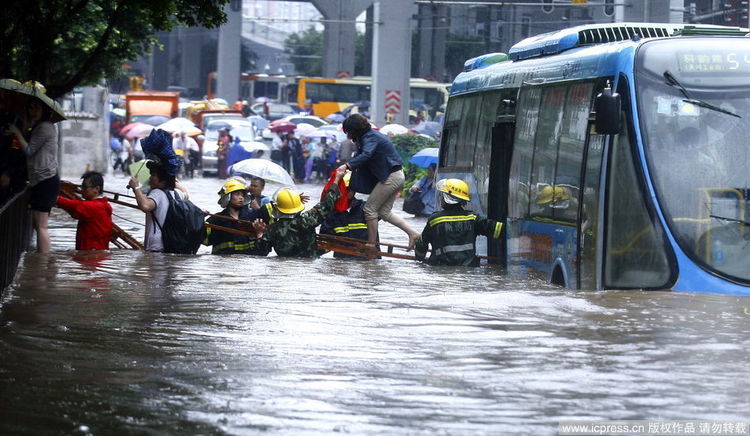 2010年4月22日，广州部分路段公交车被淹。抢险车辆奔赴各个水浸较严重路段进行抢险。