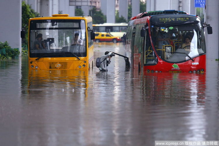 2010年4月22日，广州部分路段公交车被淹。