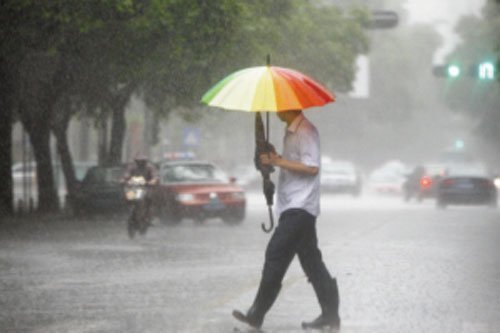 2010年4月22日，深圳暴雨突降，令在福田中心区行走的路人猝不及防。深圳特区报 图