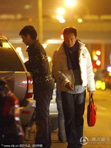 曹颖潮人造型送修电脑 老公王斑开车接送【图】