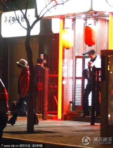 曹颖潮人造型送修电脑 老公王斑开车接送【图】