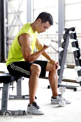 吴彦祖展露多头结实肌肉 身体力行发挥拍新广告【图】