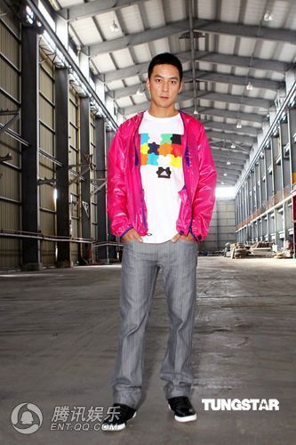 吴彦祖展露多头结实肌肉 身体力行发挥拍新广告【图】