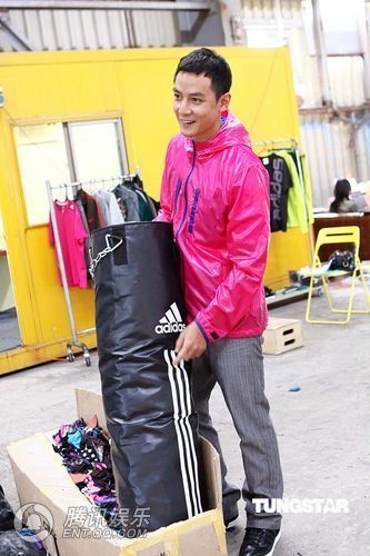 吴彦祖展露多头结实肌肉 身体力行发挥拍新广告【图】