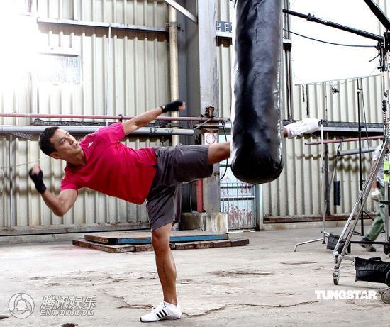 吴彦祖展露多头结实肌肉 身体力行发挥拍新广告【图】