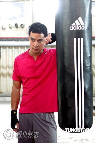 吴彦祖展露多头结实肌肉 身体力行发挥拍新广告【图】