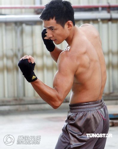 吴彦祖展露多头结实肌肉 身体力行发挥拍新广告【图】