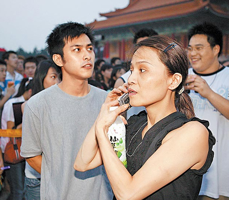 王心凌初夜门后首露面 带爱犬找妈妈疗伤【图】