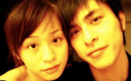 王心凌初夜门后首露面 带爱犬找妈妈疗伤【图】