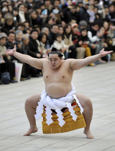 组图:日本举行相扑表演迎新年活动