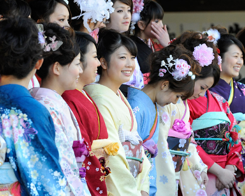组图:日本年轻女孩穿和服祈福迎接成人节
