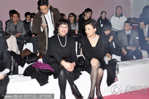杨澜穿短裙丝袜秀性感 美戒项链一个不少戴(图