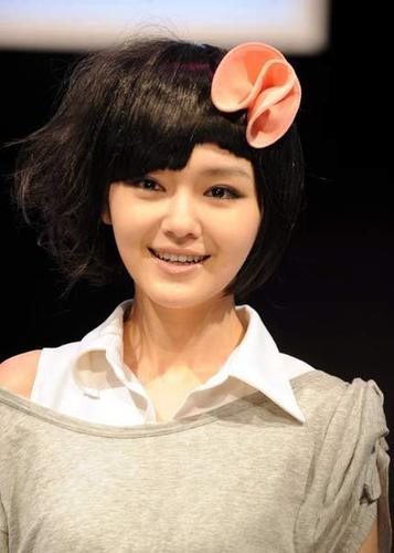 组图:大S短发扮可爱萝莉 皮肤娇嫩如婴儿_娱乐