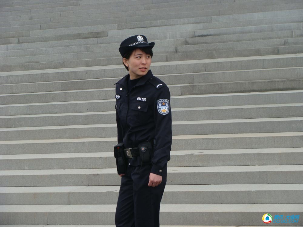 中国馆门前的女警察